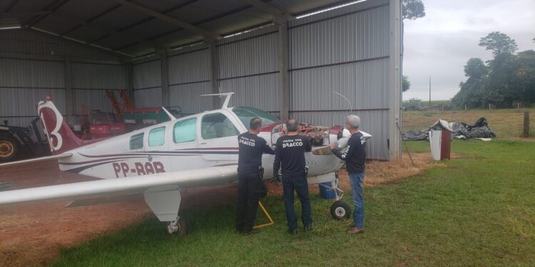 Polícia incinera R$ 25 milhões em drogas encontradas dentro de avião em propriedade rural