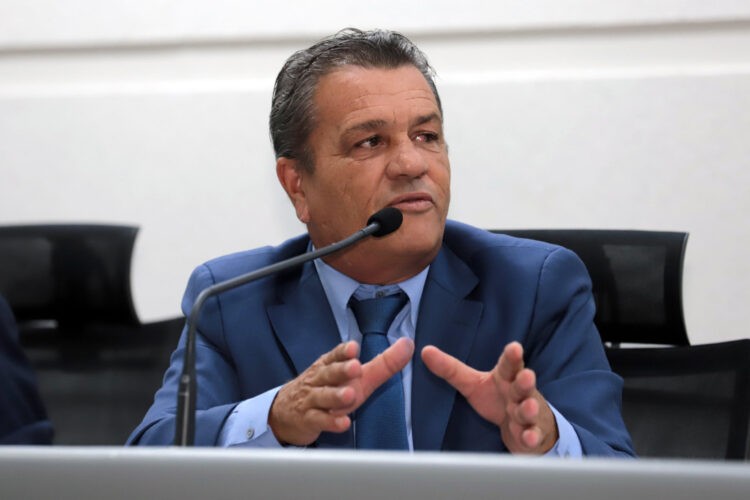Delei Pinheiro diz que Prefeitura devia ter doado 50% de áreas a empresas e o resto para moradias populares