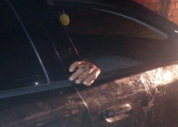 Após ligação, mulher encontra marido morto dentro de carro batido em outros veículos