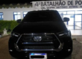 Tecnologia contra o tráfico: Drone da PM flagra Hilux saindo de depósito com pistola no interior