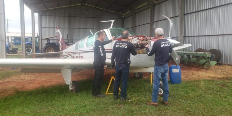 Polícia incinera R$ 25 milhões em drogas encontradas dentro de avião em propriedade rural