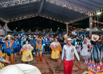 Noite fria não intimida campo-grandenses e Arraial atrai milhares no primeiro dia