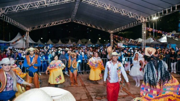 Noite fria não intimida campo-grandenses e Arraial atrai milhares no primeiro dia