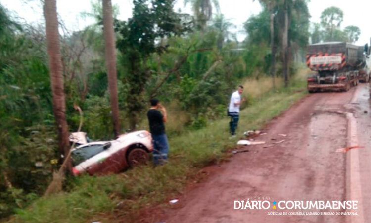 Pai e filha morrem em colisão entre carreta e carro na BR-262