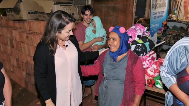 Prefeita Adriane Lopes entrega cobertores no Santa Emília e Santo Eugênio