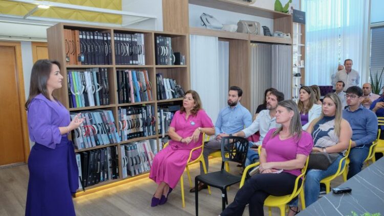 Prefeita apresenta a empresários ações voltadas ao comércio exterior