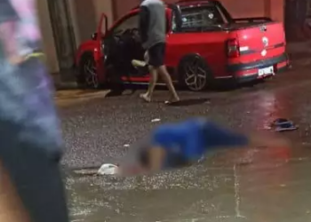 Motorista de Saveiro vermelha é executado por dupla em moto com 11 tiros nesta madrugada