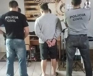 Mãe flagra professor de música estuprando filha de 9 anos em banheiro de escola