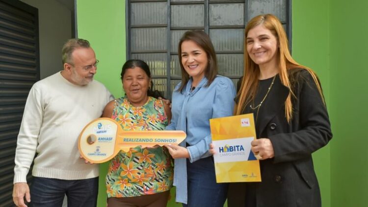 Prefeita entrega casas no José Teruel ajudando família que eram da favela Cidade de Deus