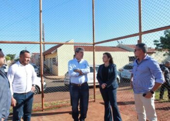 Prefeita vistoria módulos esportivos e autoriza revitalização de praças no Itamaracá e Aero Rancho