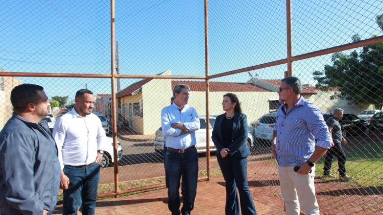 Prefeita vistoria módulos esportivos e autoriza revitalização de praças no Itamaracá e Aero Rancho