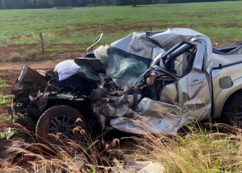 Colisão entre duas carretas e Hilux nesta tarde mata homem de 37 anos e deixa a esposa ferida