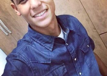 Jovem perde o controle de Fiat Uno, sai da pista e morre ao colidir com poste