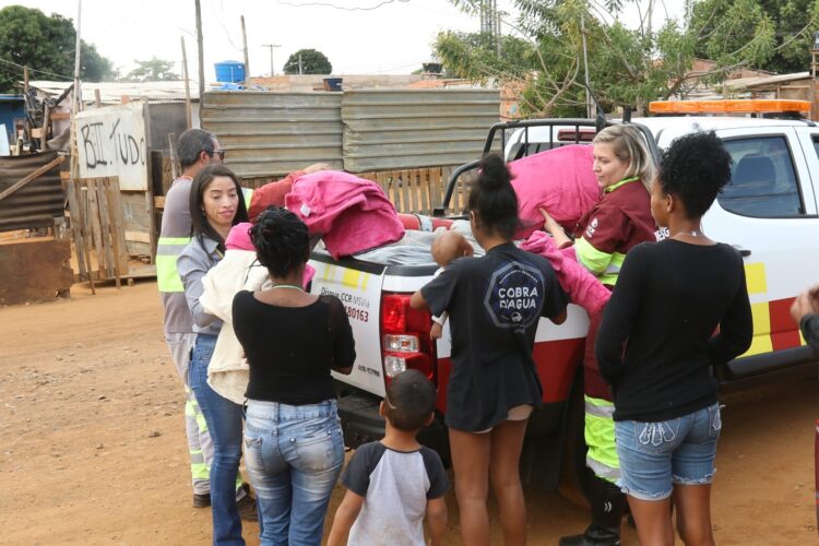 CCR MSVia realiza doação de cobertores para moradores de Campo Grande