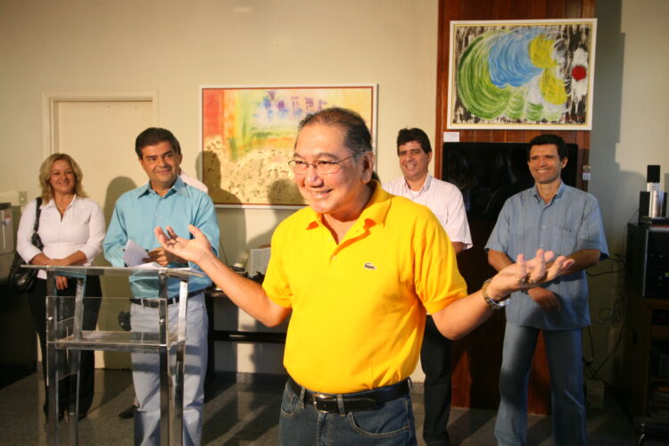 Artista plástico guarda presente para senador Nelsinho Trad por 12 anos