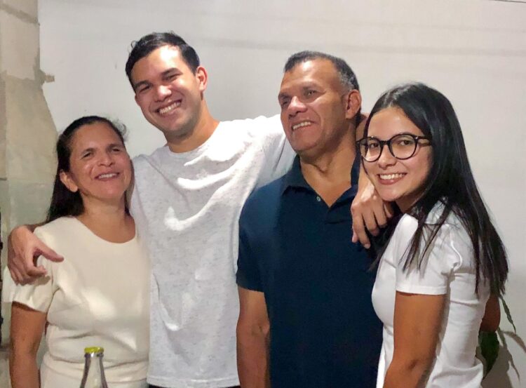 “Nunca senti que me atrapalhava ou limitava ”, diz filha de pais com deficiência visual