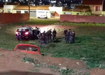 Traficante do Gol vermelho abarrotado de maconha é perseguido e preso na Capital