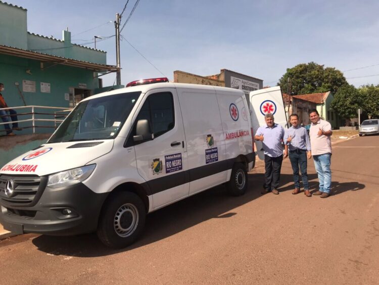 Rose contempla Rio Negro com ambulância avaliada em R$ 300 mil para fortalecer Saúde