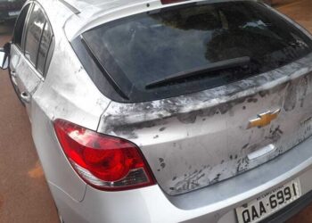 Bandidos invadem posto com carro roubado, trocam tiros com polícia e 1 morre na madrugada