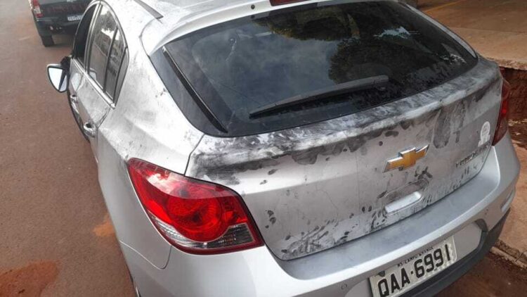 Bandidos invadem posto com carro roubado, trocam tiros com polícia e 1 morre na madrugada