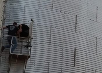 Homem cai em silo enquanto trabalhava com sobrinho e morre soterrado pelos grãos