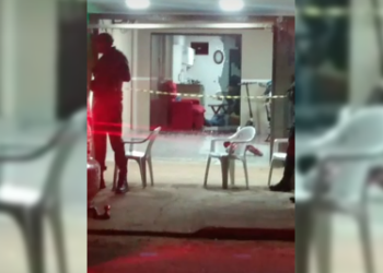 Dupla em moto mata homem com tiros de pistola 9 milímetros no Los Angeles dentro de casa