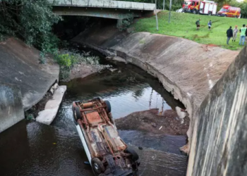 Jovem dorme ao volante e cai com Fiat Strada dentro do córrego Sóter na Capital