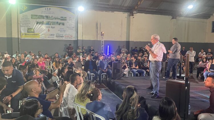 Quase 500 pessoas participam de reunião com André no bairro Universitário