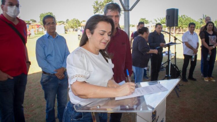 Prefeitra assina ordem de serviço em 10 dias para começar o asfalto no Centenário