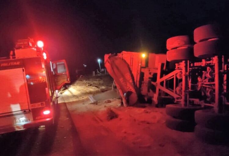 Casal morre em colisão entre motocicleta e carreta bitrem carregada com soja na BR-376