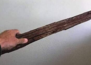 Homem é encontrado agonizando, após golpes de pedra e pedaço de madeira