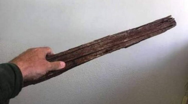 Homem é encontrado agonizando, após golpes de pedra e pedaço de madeira