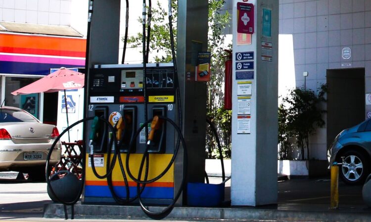 Preço da gasolina fecha primeira quinzena de julho a R$ 6,79, com recuo de 10,22%, aponta levantamento