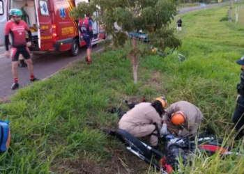 Motociclista é encontrado desmaiado e com suspeita de hipotermia às margens de rodovia