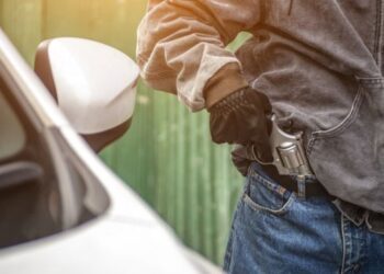 Mulher fica refém de ladrões durante 9 horas e eles levaram o carro dela e R$ 5 mil