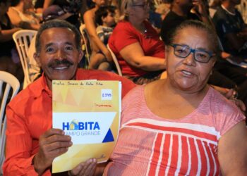 No Jardim Sayonara, 340 famílias recebem título de regularização e passam a serem proprietários
