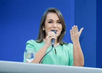 Prefeita Adriane participa da Alvorada Festiva e entrega UBSF do Santa Emília nesta manhã
