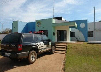 Idoso é preso, após matar cachorro a golpes de faca em praça