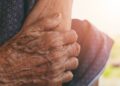 Homem é preso por agredir idosa de 101 anos e tentar esfaquear vizinhos que a ajudaram