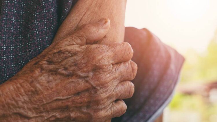 Homem é preso por agredir idosa de 101 anos e tentar esfaquear vizinhos que a ajudaram