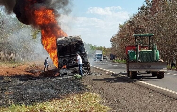 Cavalo Mercedes pega fogo, fica destruído na BR-060 e assusta motorista