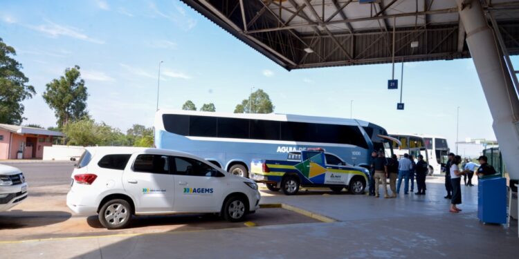 Três ônibus de viagem clandestinos são interceptados com 97 pessoas em MS