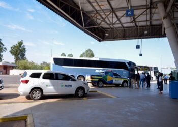 Três ônibus de viagem clandestinos são interceptados com 97 pessoas em MS