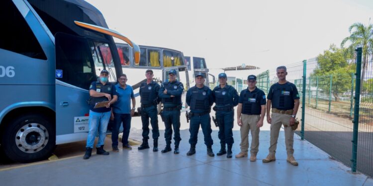 Três ônibus de viagem clandestinos são interceptados com 97 pessoas em MS