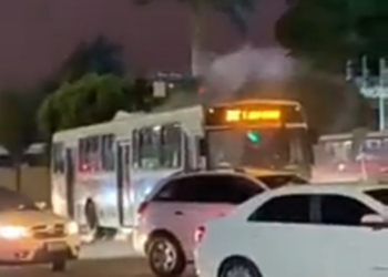 Vídeo: Ônibus público da Capital solta muita fumaça e assusta população