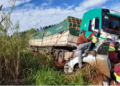 Empresária sai ferida ao ficar presa em S-10, após colisão lateral com carreta na BR-163
