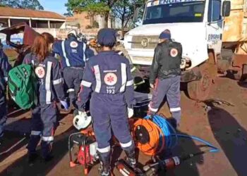 Agora: Engavetamento com 4 veículos deixa duas pessoas presas às ferragens na BR-163