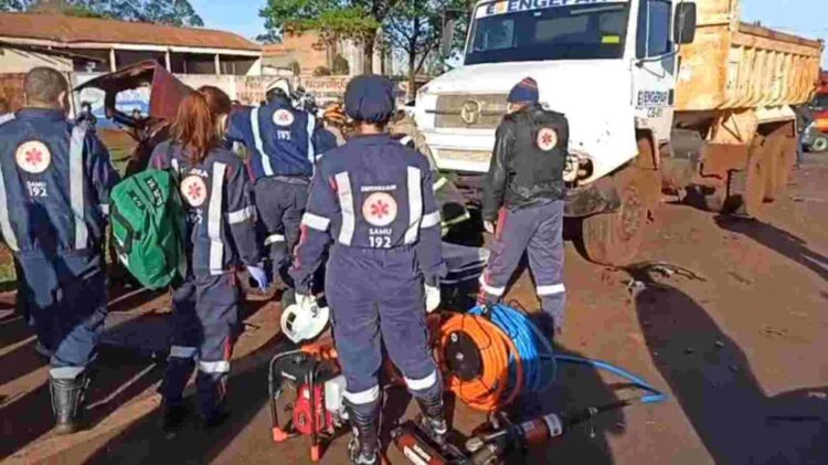 Agora: Engavetamento com 4 veículos deixa duas pessoas presas às ferragens na BR-163