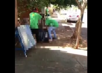 Vídeo: Alunos de MS agridem idoso em frente de casa dizendo que ele estuprou menina
