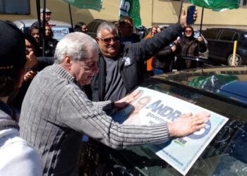 André Puccinelli participa de “adesivaço” em Campo Grande